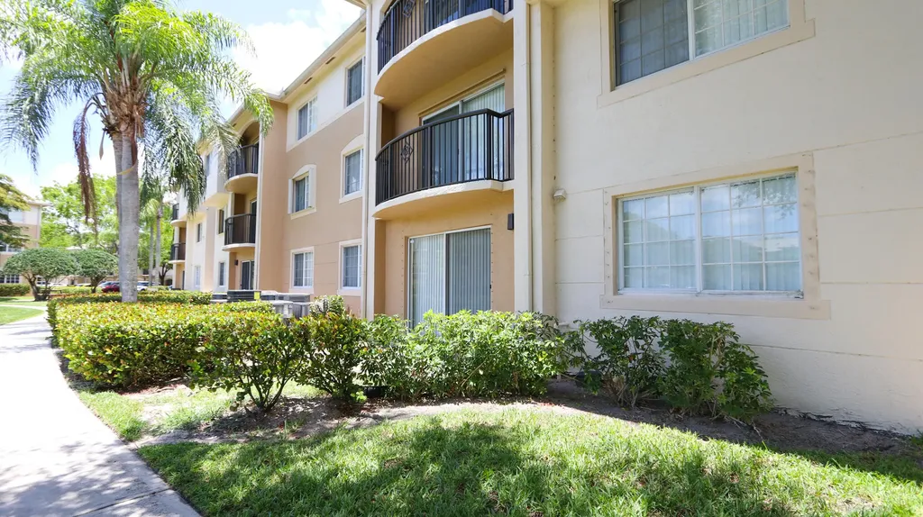 500 N Crestwood Court Court N Royal Palm Beach FL 33411