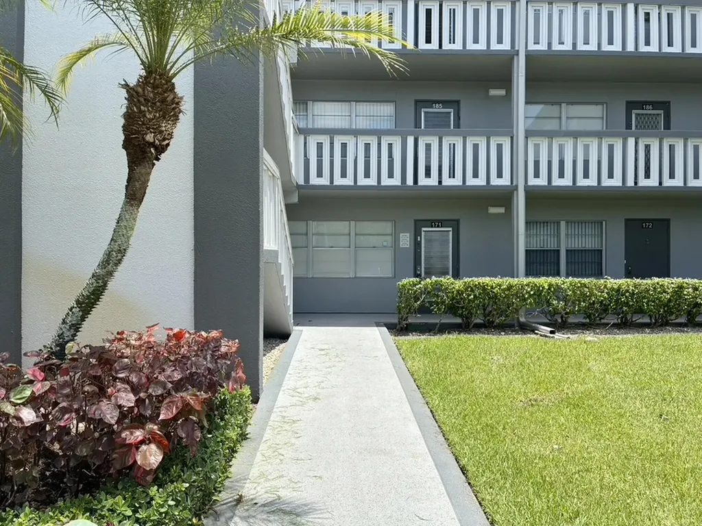 171 Suffolk F Boca Raton FL 33434