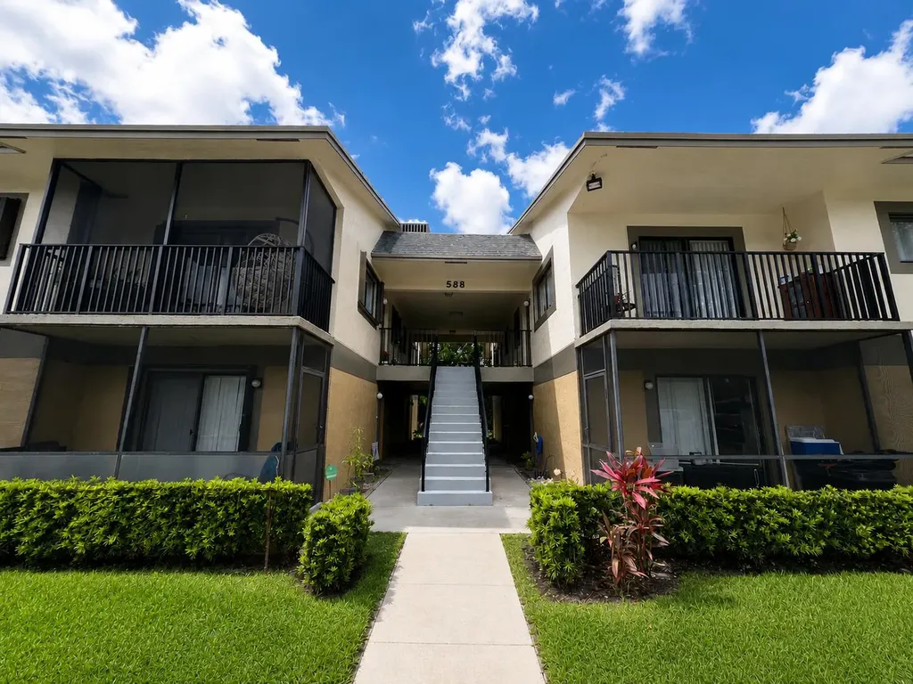 588 Trace Circle Deerfield Beach FL 33441