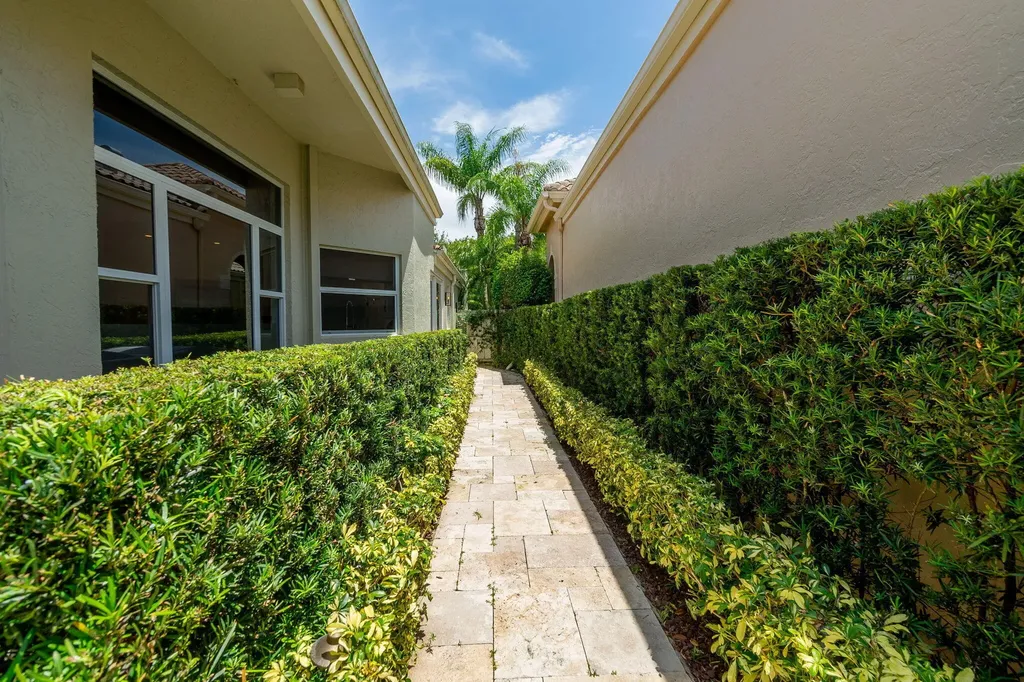 2402 Players Court Wellington FL 33414
