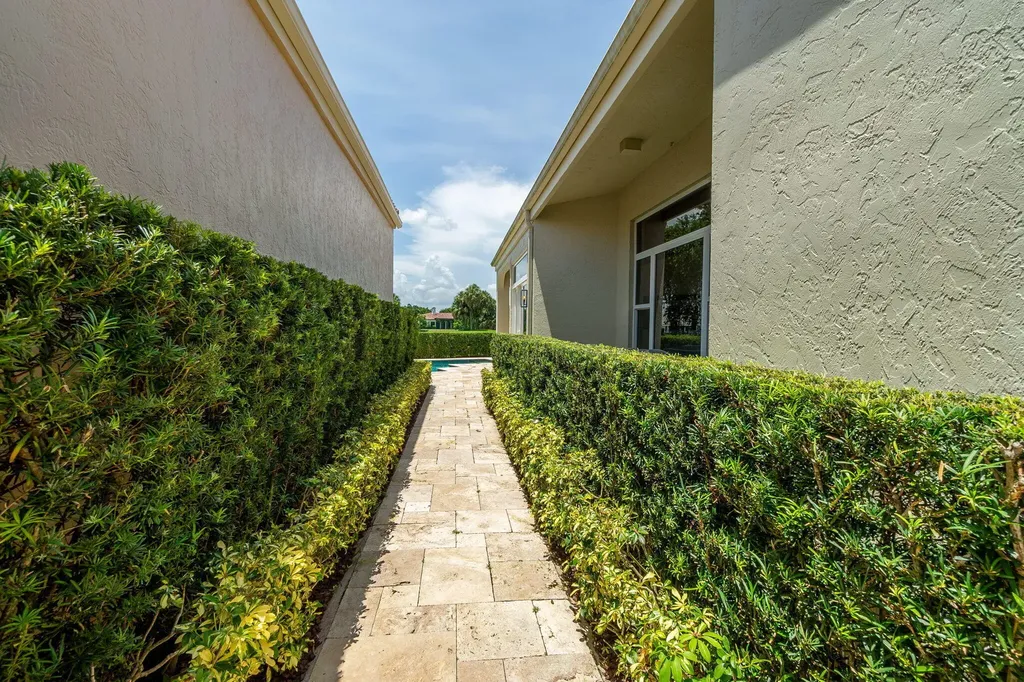 2402 Players Court Wellington FL 33414
