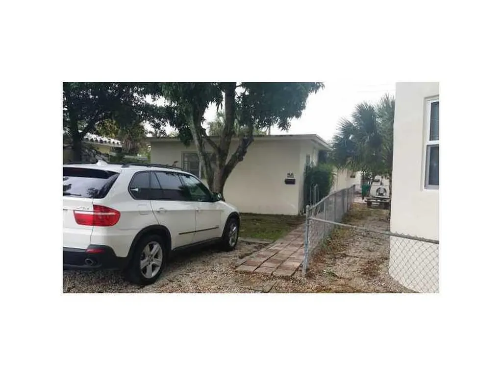 1840 Lincoln Hollywood FL 33020