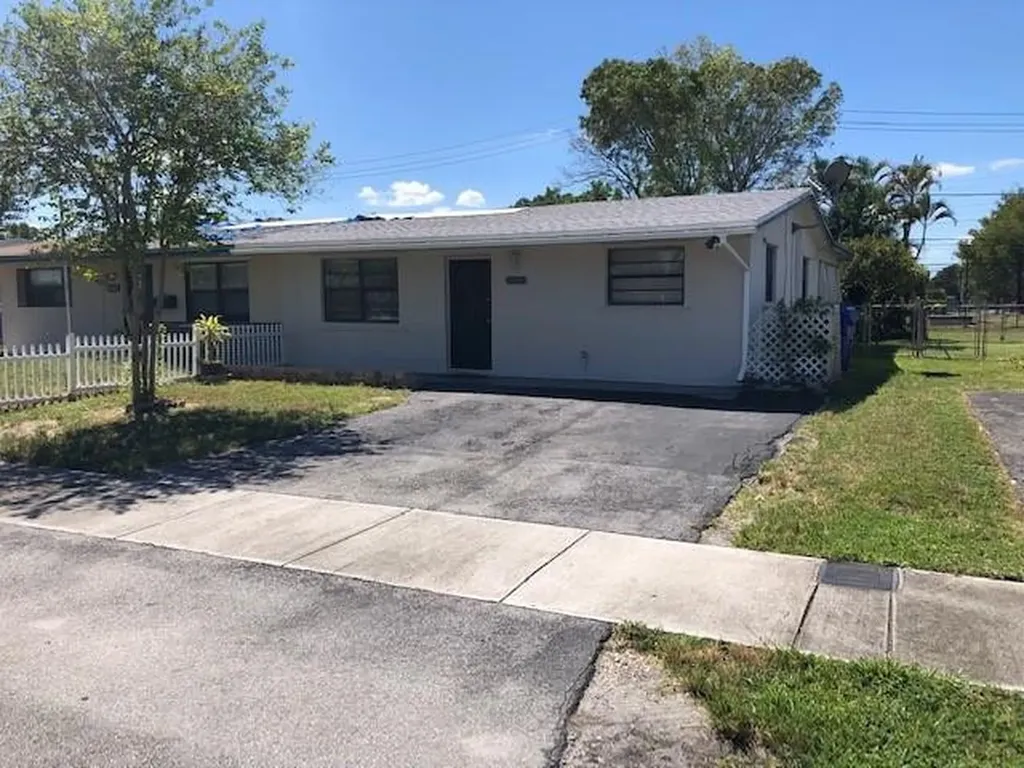 1641 SW 70th Avenue North Lauderdale FL 33068