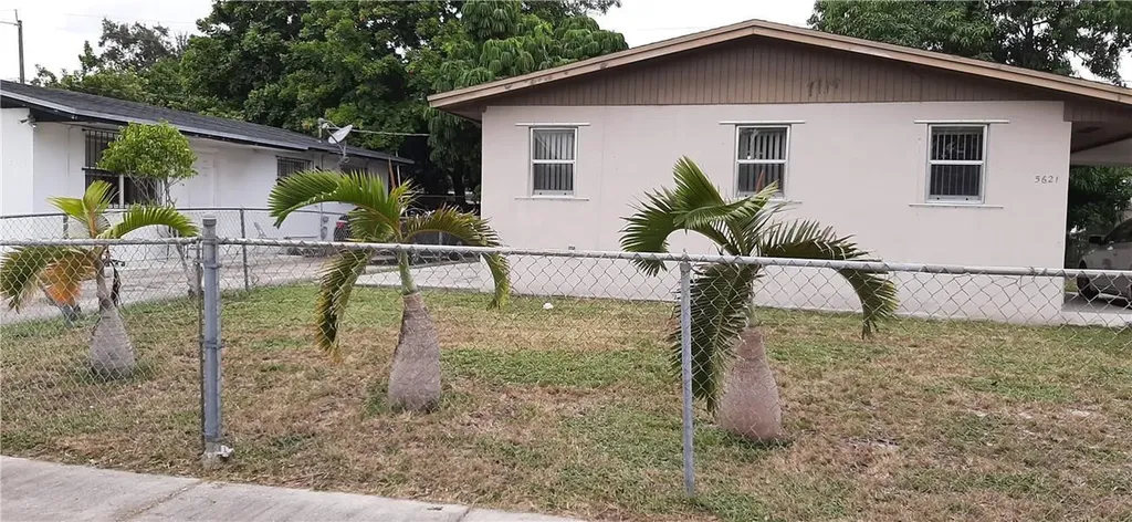 5621 SW 40th Street West Park FL 33023