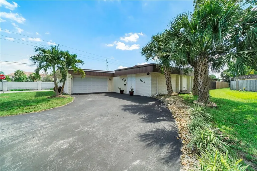 5508 Red Oak Circle Tamarac FL 33319