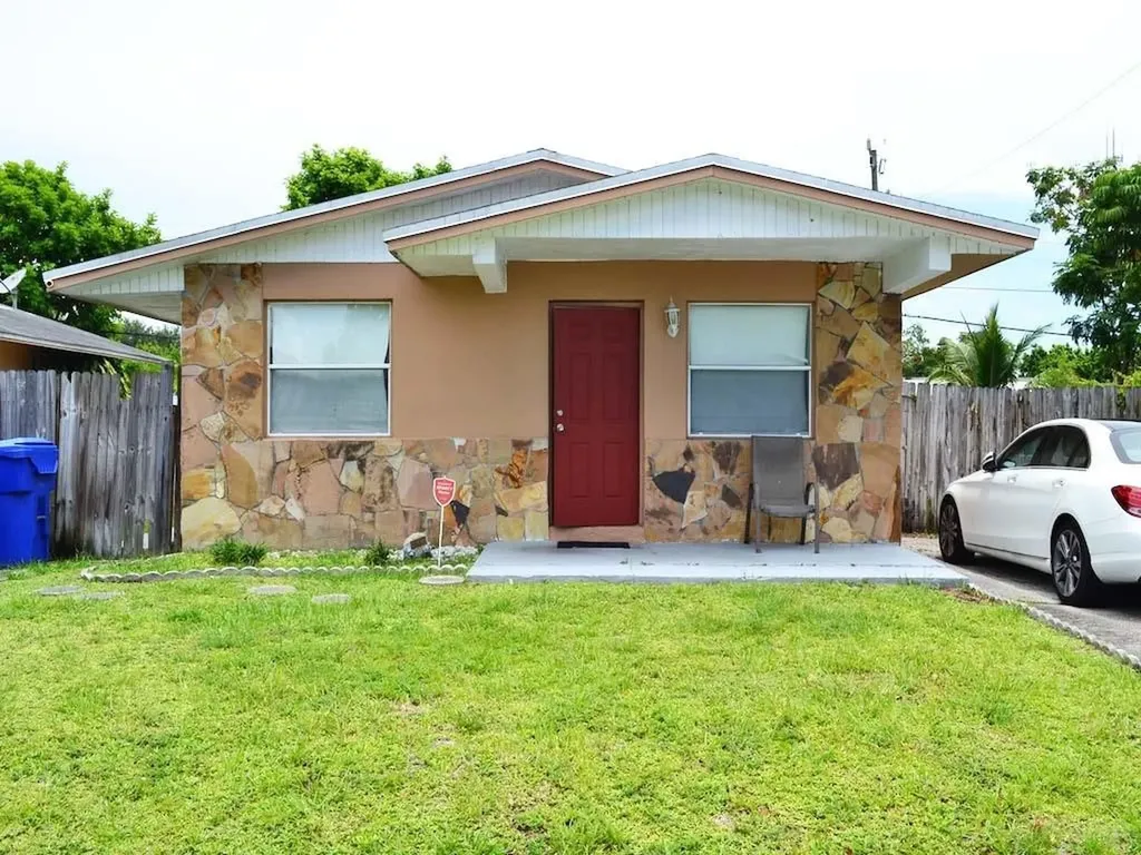 5617 SW 39th Street West Park FL 33023