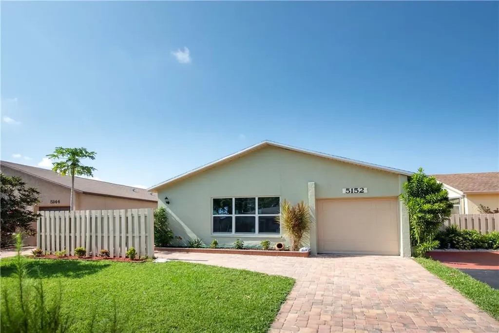 5152 Mirror Lakes Boulevard Boynton Beach FL 33472