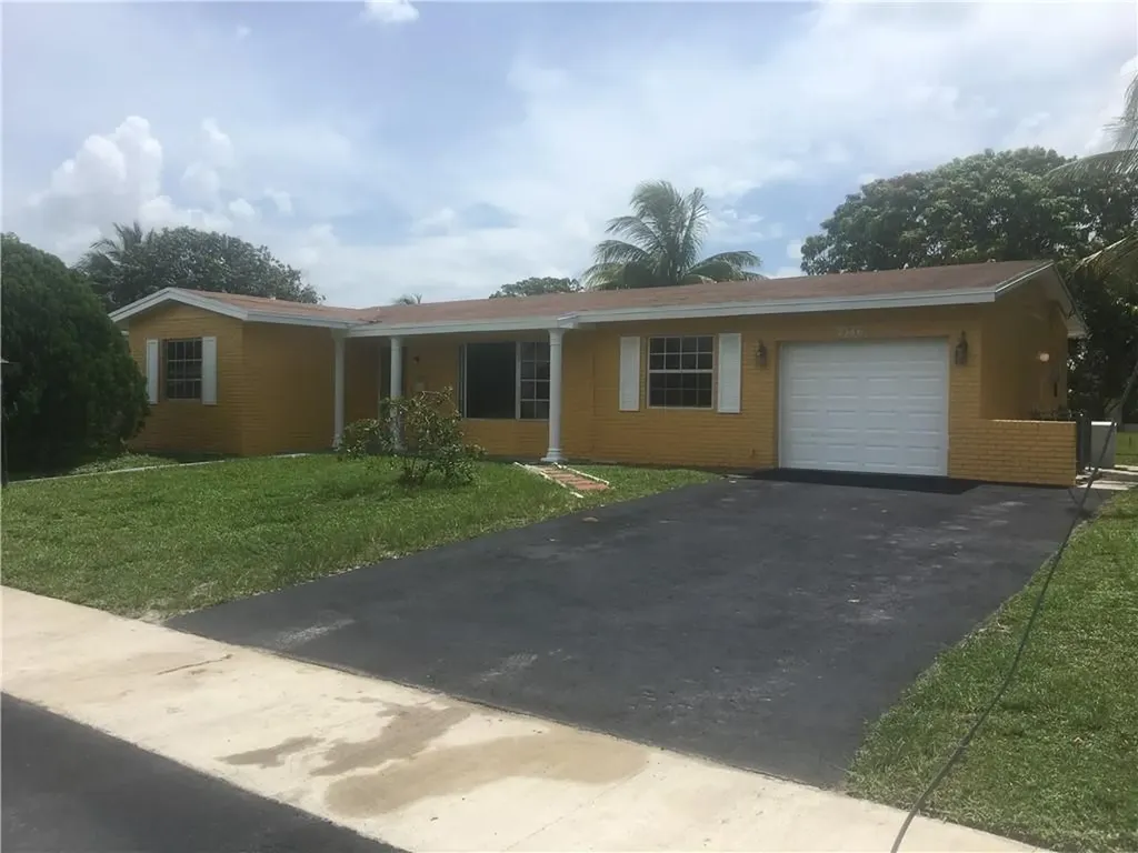 2346 NW 34th Terrace Lauderdale Lakes FL 33311