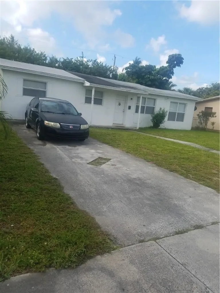 4350 NW 34th Street Lauderdale Lakes FL 33319