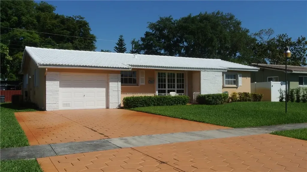 1917 N 43rd Avenue Hollywood FL 33021