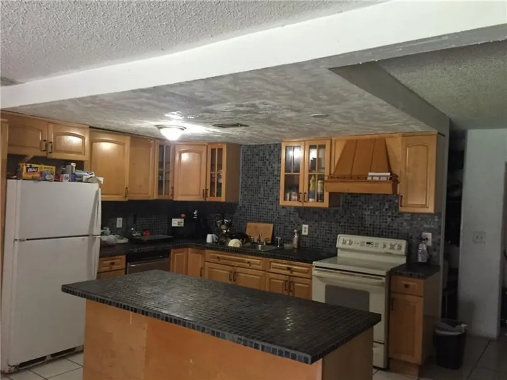 944 SW 74th Avenue North Lauderdale FL 33068