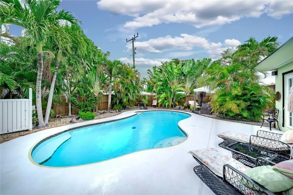 716 SW 9th Street Hallandale Beach FL 33009