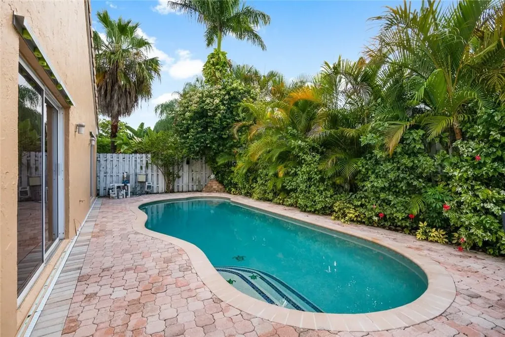 610 Royal Palm Way Davie FL 33325