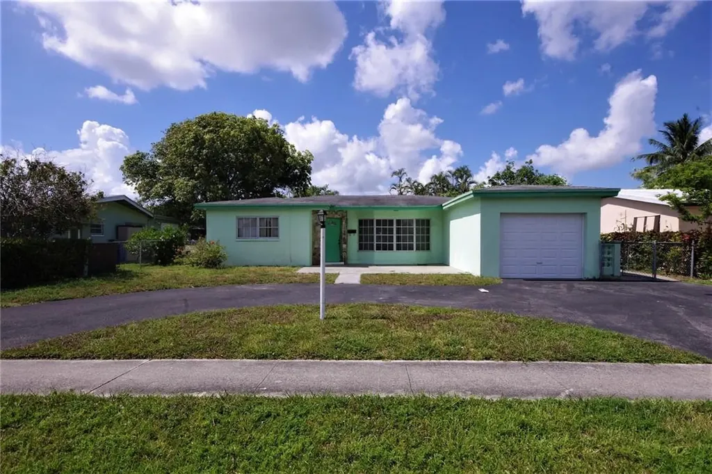 4800 NW 39th Street Lauderdale Lakes FL 33319