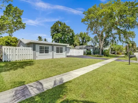 8121 NW 72nd Avenue Tamarac FL 33321
