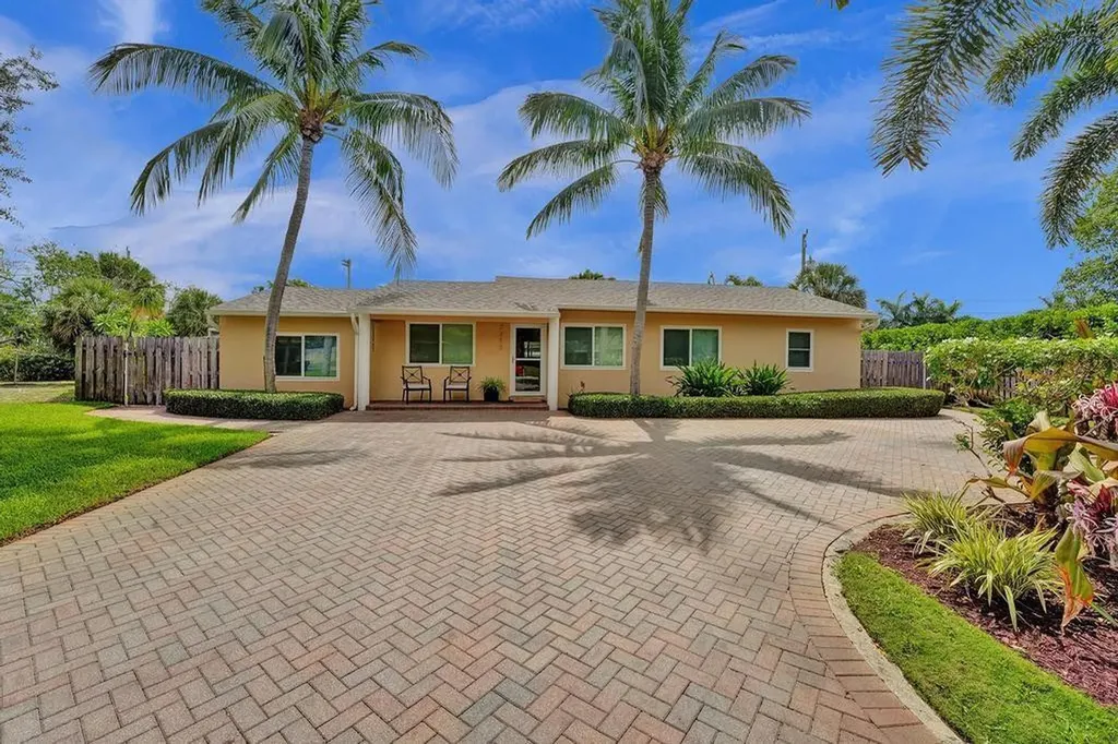 2215 W Pineridge Court Delray Beach FL 33444