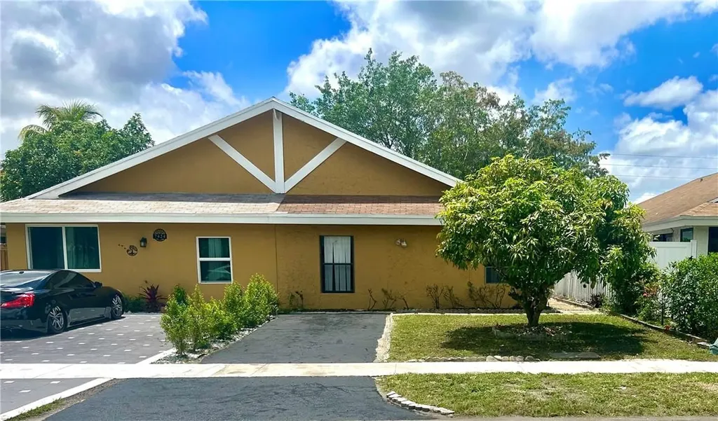 7426 SW 14th Place North Lauderdale FL 33068