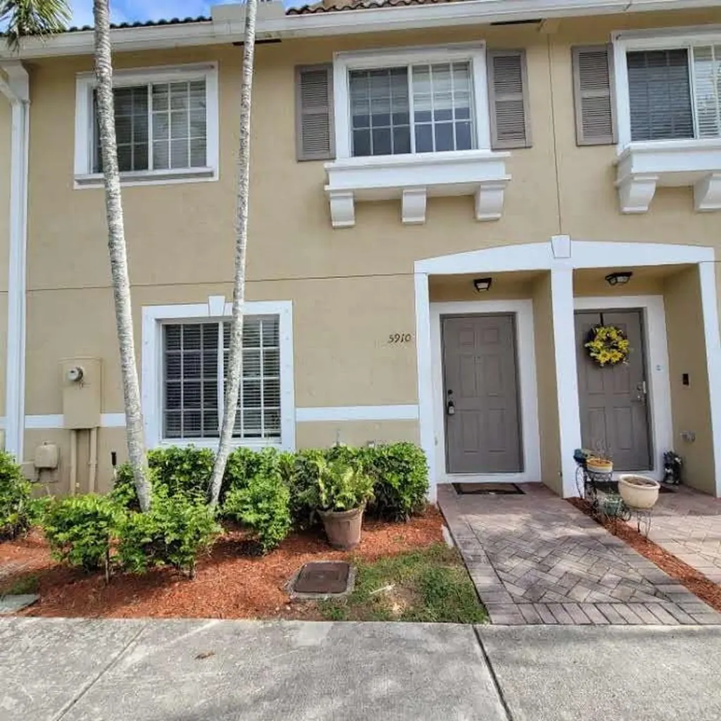 5910 Manchester Way Tamarac FL 33321