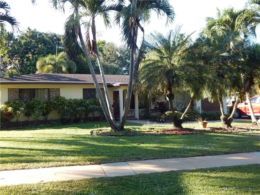 661 W Country Club Circle Plantation FL 33317