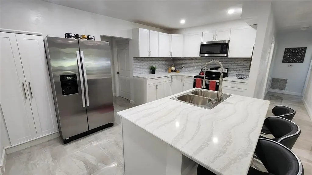 2307 NW 28th Street Oakland Park FL 33311