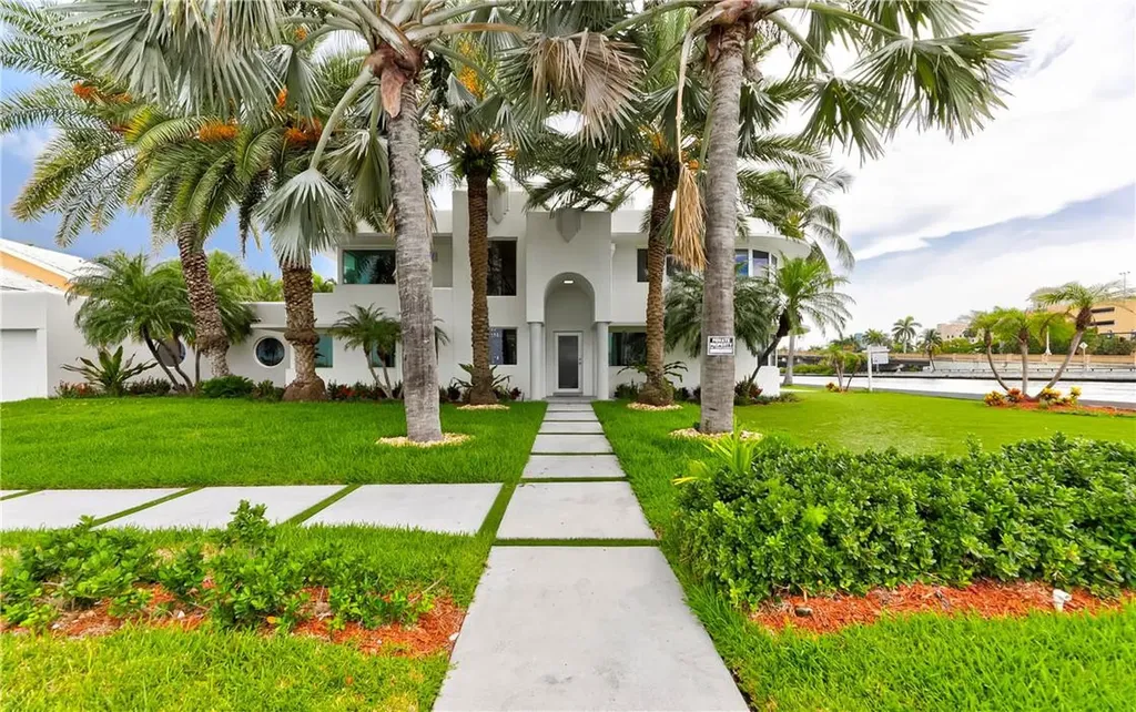 707 N Southlake Drive Hollywood FL 33019
