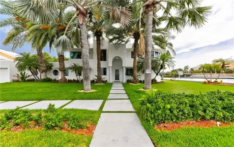 707 N Southlake Drive Hollywood FL 33019