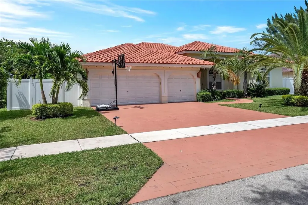 10121 SW 1st Street Plantation FL 33324