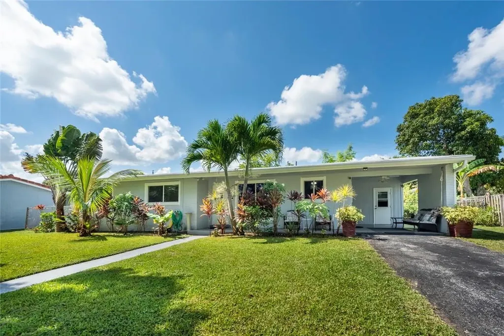 1025 W Country Club Circle Plantation FL 33317