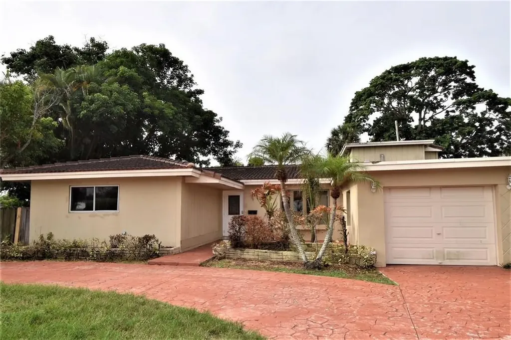 900 W Camino Real Boca Raton FL 33486