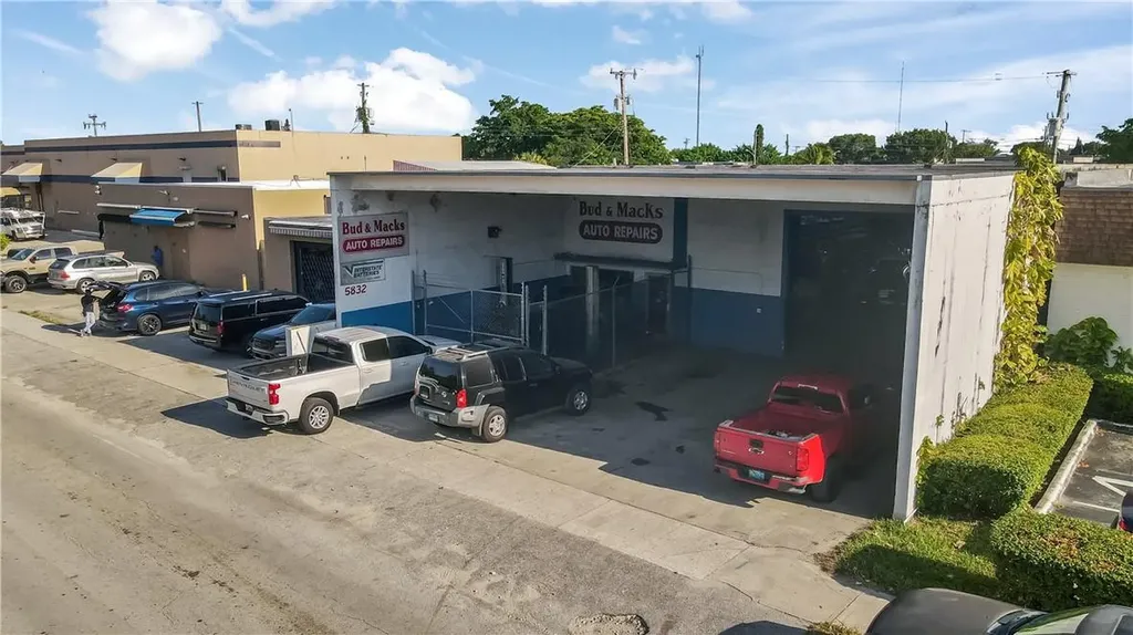 5832 Washington Street Hollywood FL 33023