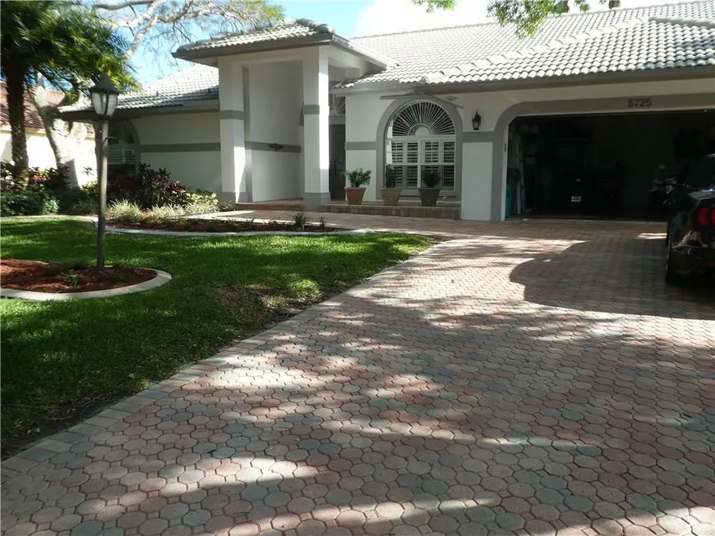 5725 NW 101st Way Coral Springs FL 33076