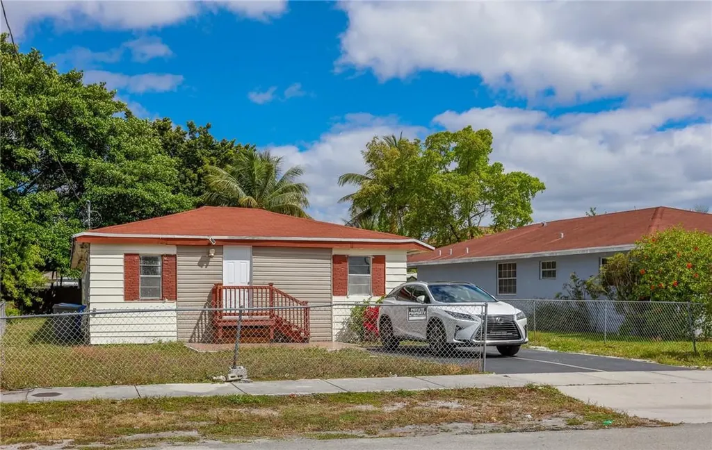 5749 SW 21st Street West Park FL 33023