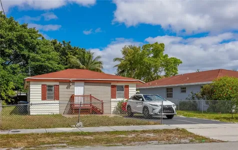 5749 SW 21st Street West Park FL 33023