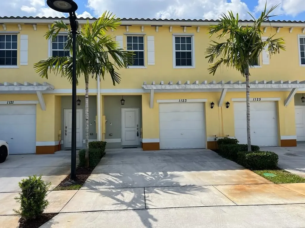 1123 NW 40th Way Lauderhill FL 33313