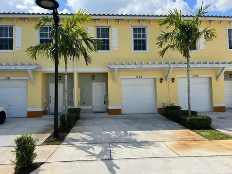 1123 NW 40th Way Lauderhill FL 33313
