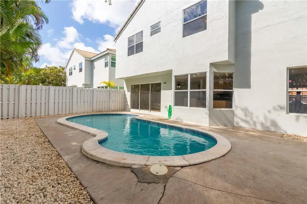 1127 SW 104th Way Pembroke Pines FL 33025