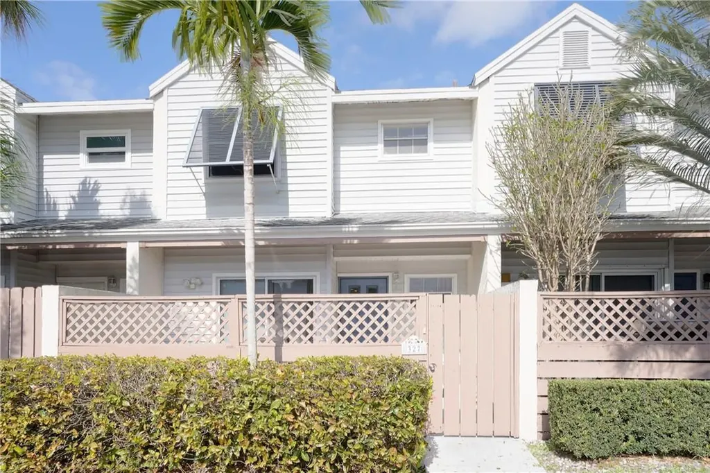 327 W Hemingway Circle Margate FL 33063