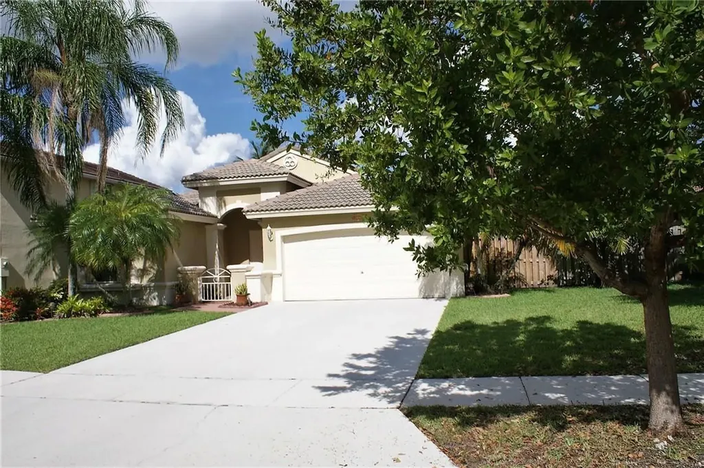 2486 NW 186th Avenue Pembroke Pines FL 33029