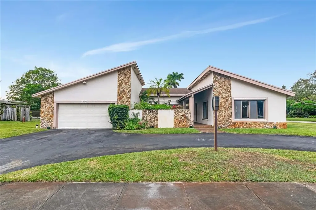 2101 SW 52nd Terrace Plantation FL 33317
