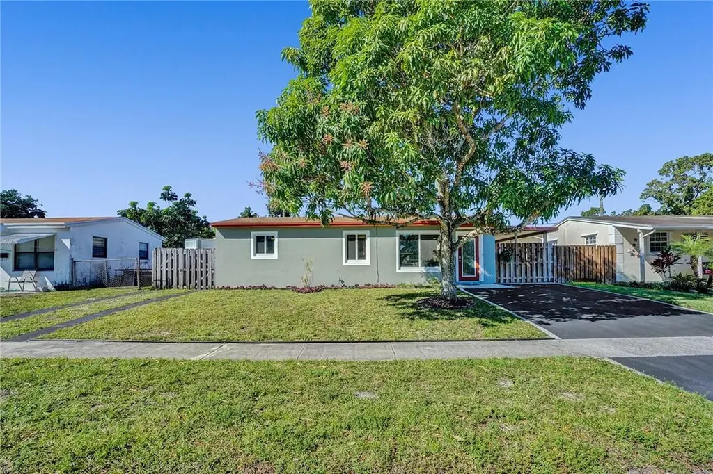 810 N 69th Way Hollywood FL 33024