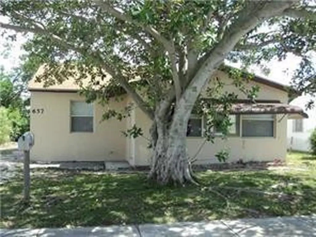 657 W 4th Street Riviera Beach FL 33404