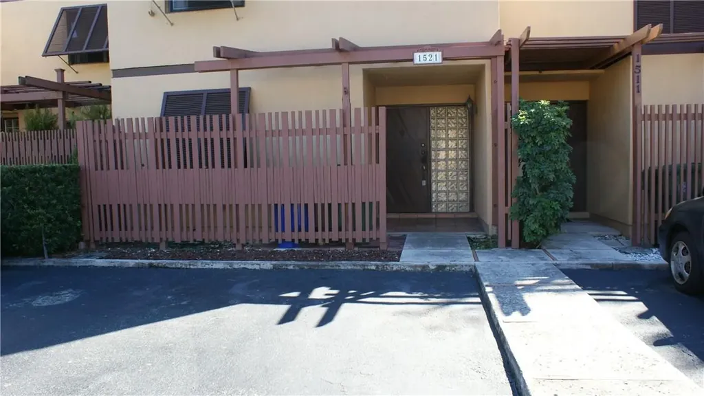 1521 W Golfview Drive Pembroke Pines FL 33026