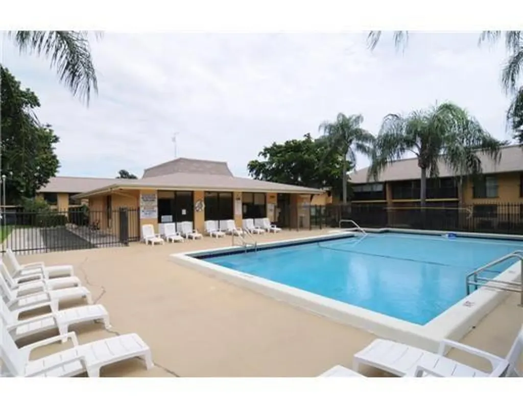5911 Washington Street Hollywood FL 33023