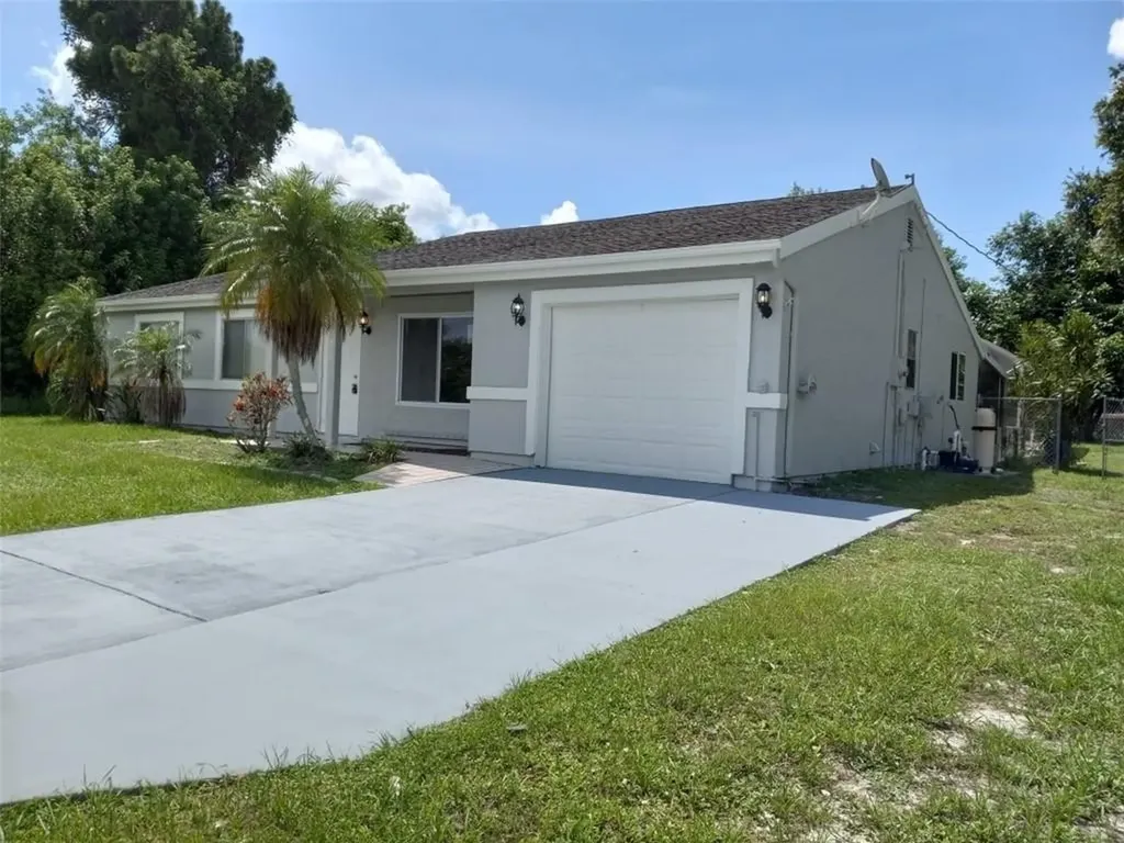 422 SE Starflower Avenue Port St Lucie FL 34983