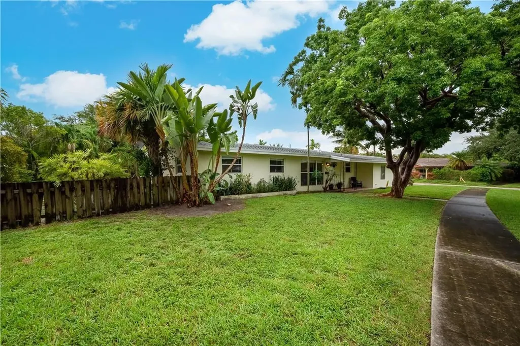 3740 S Longfellow Circle Hollywood FL 33021
