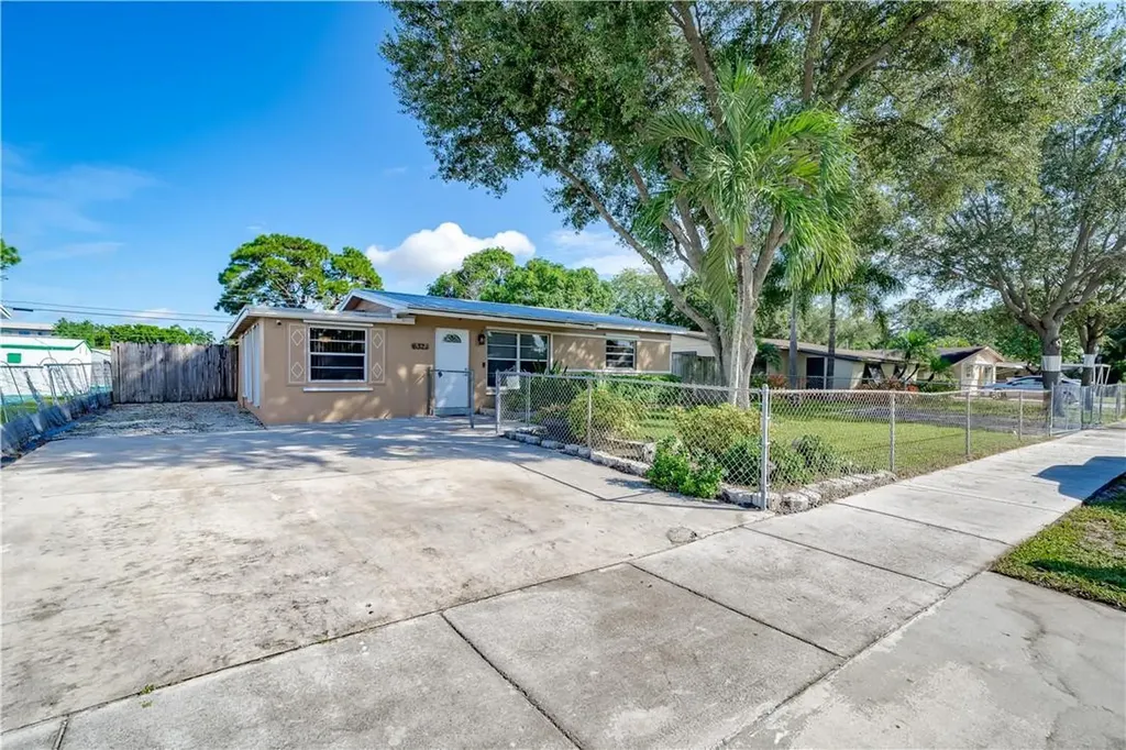 6321 SW 41st Place Davie FL 33314