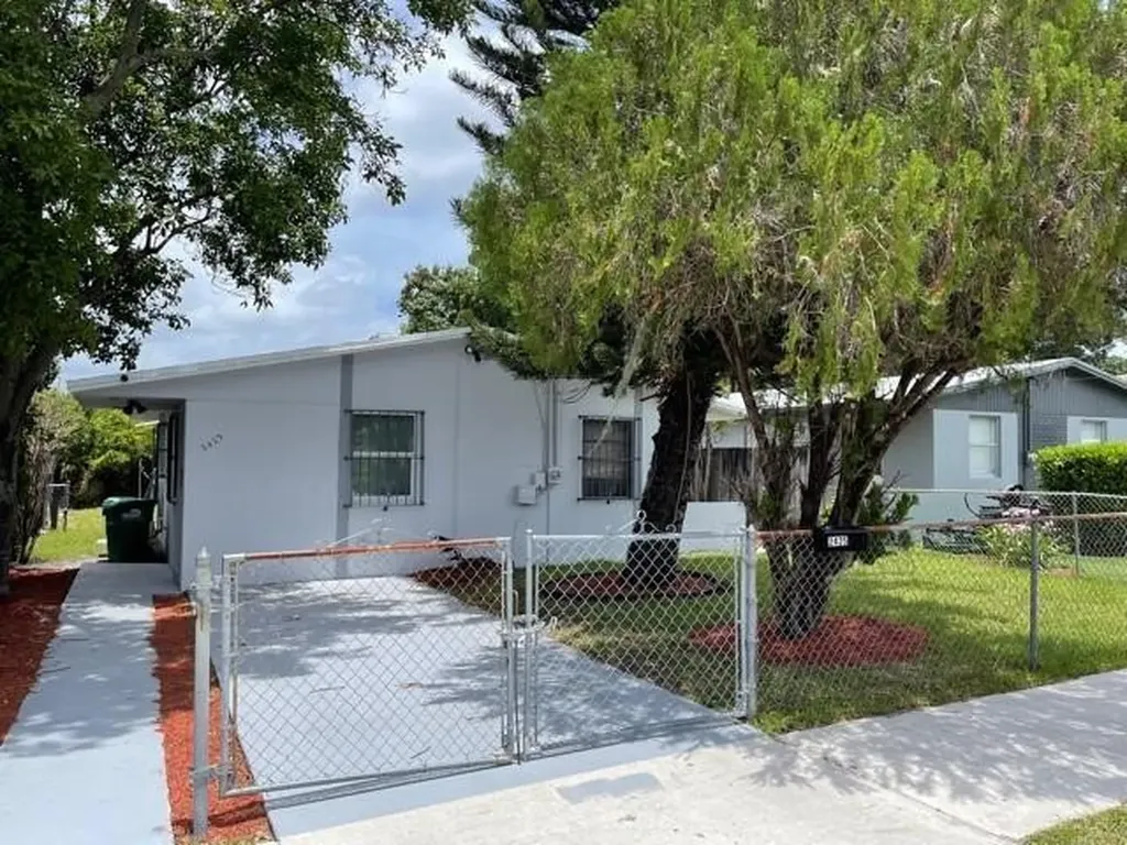 2425 NW 43rd Street Miami FL 33142
