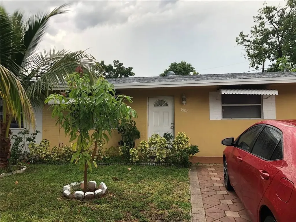 1902 SW 69th Avenue North Lauderdale FL 33068