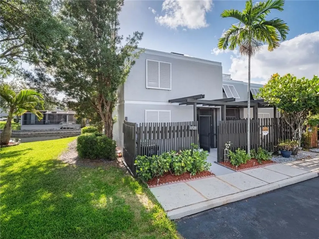1523 NW 113th Way Pembroke Pines FL 33026