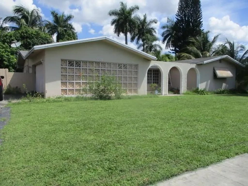 6651 NW 9th Street Plantation FL 33317
